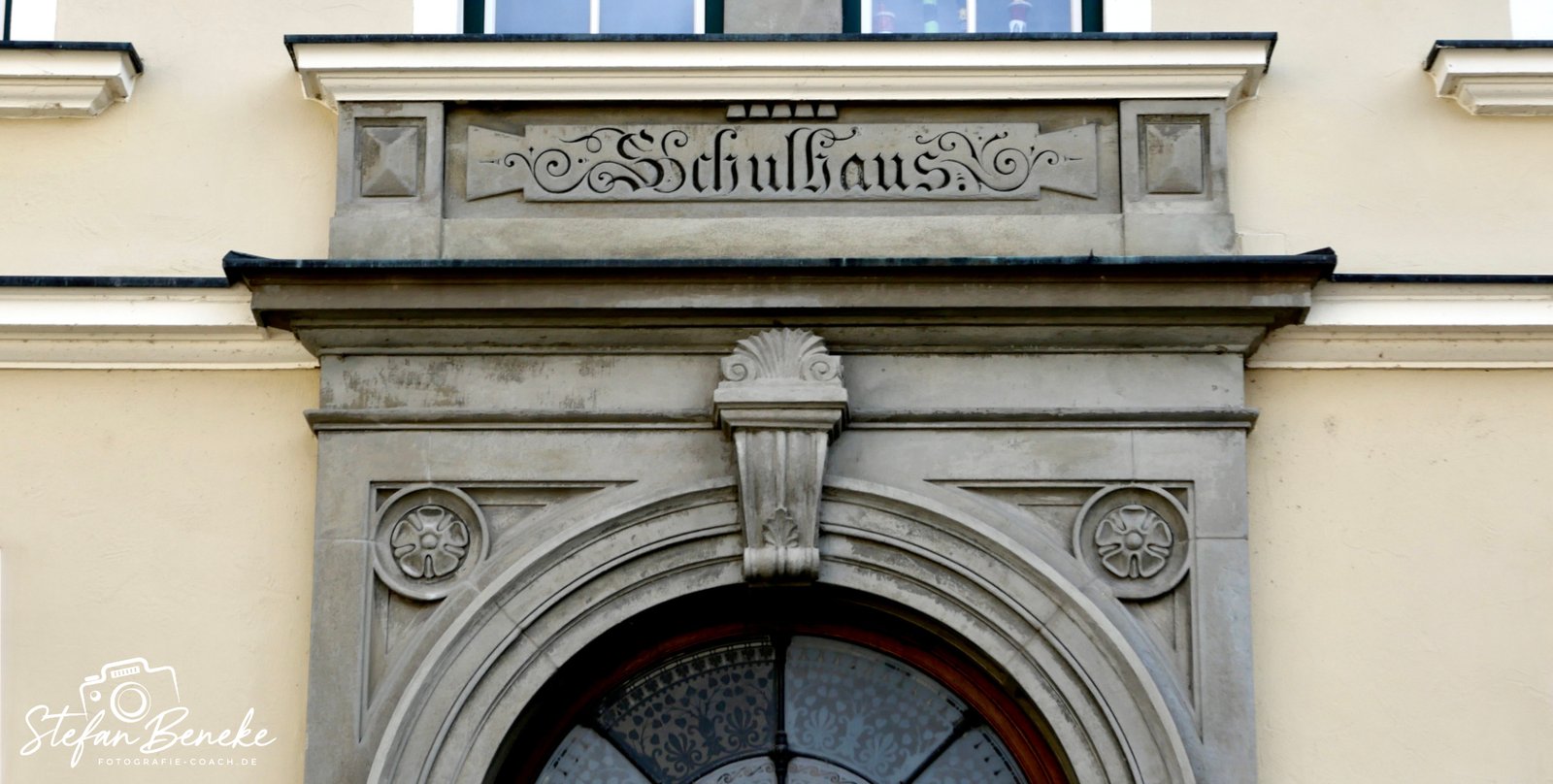 Eingang eines Schulhauses